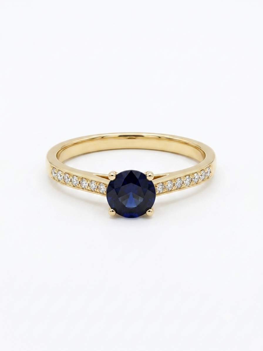 Exclusieve 14k Gouden Verlovingsring met Blauwe Saffier & Pav&eacute; Diamanten

Ben je op zoek naar de meest exclusieve verlovingsringen in Amsterdam om jouw grote vraag mee te stellen? Bij Juwelier Rijk Amsterdam presenteren wij met trots deze adembenemende ring van massief 14 karaat geelgoud. Het middelpunt van de ring is een koningsblauwe, ronde saffier van uitzonderlijke kwaliteit. De band is verfijnd bezet met een schitterende rij pav&eacute; diamanten (zijstenen), wat zorgt voor een onge&euml;venaarde schittering bij elke beweging.

Deze ring combineert een klassieke uitstraling met modern vakmanschap. Dankzij de massief gouden structuur en de stevige zetting is de ring perfect ontworpen voor comfortabel en dagelijks gebruik. Een tijdloos juweel dat generaties lang meegaat.

Waarom kiezen voor Juwelier Rijk Amsterdam?

Hoogste Kwaliteit Materialen: Gemaakt van massief 14 karaat geelgoud, een echte blauwe saffier en loepzuivere pav&eacute; gezette diamanten.

Kosteloos op Maat Gemaakt: Wij willen dat jouw aanzoek vlekkeloos verloopt. Daarom wordt deze verlovingsring in ons eigen atelier in Amsterdam geheel gratis op maat gemaakt.

Persoonlijke Service in Amsterdam: Wil je de ring liever eerst in het echt bewonderen? Kom gerust langs in onze winkel om onze uitgebreide collectie verlovingsringen in Amsterdam te bekijken.

Verras jouw geliefde met een ring die even uniek is als jullie liefde. Bestel deze gouden saffierring vandaag nog online of breng een bezoek aan Juwelier Rijk Amsterdam!