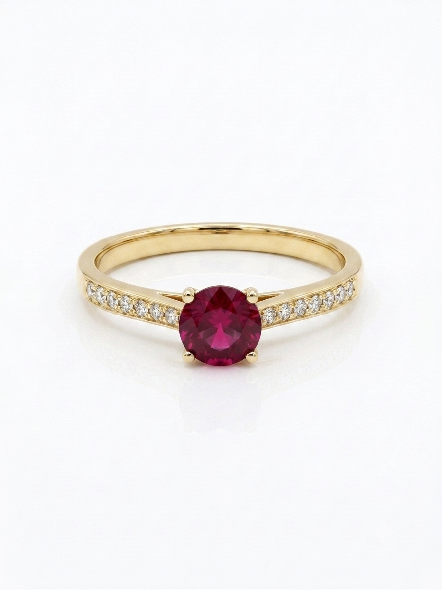 Exclusieve 14k Gouden Verlovingsring met Rode Robijn & Pav&eacute; Diamanten

Ben je op zoek naar de meest exclusieve verlovingsringen in Amsterdam om jouw grote vraag mee te stellen? Bij Juwelier Rijk Amsterdam presenteren wij met trots deze adembenemende ring van massief 14 karaat geelgoud. Het middelpunt van de ring is een dieprode, ronde echte robijn van uitzonderlijke kwaliteit. De band is verfijnd bezet met een schitterende rij pav&eacute; diamanten (zijstenen), wat zorgt voor een onge&euml;venaarde schittering bij elke beweging.

Deze ring combineert een klassieke, romantische uitstraling met modern vakmanschap. Dankzij de massief gouden structuur en de stevige zetting is de ring perfect ontworpen voor comfortabel en dagelijks gebruik. Een tijdloos juweel dat generaties lang meegaat.

Waarom kiezen voor Juwelier Rijk Amsterdam?

Hoogste Kwaliteit Materialen: Gemaakt van massief 14 karaat geelgoud, een echte rode robijn en loepzuivere pav&eacute; gezette diamanten.

Kosteloos op Maat Gemaakt: Wij willen dat jouw aanzoek vlekkeloos verloopt. Daarom wordt deze verlovingsring in ons eigen atelier in Amsterdam geheel gratis op maat gemaakt.

Persoonlijke Service in Amsterdam: Wil je de ring liever eerst in het echt bewonderen? Kom gerust langs in onze winkel om onze uitgebreide collectie verlovingsringen in Amsterdam te bekijken.

Verras jouw geliefde met een ring die even uniek is als jullie liefde. Bestel deze gouden robijnring vandaag nog online of breng een bezoek aan Juwelier Rijk Amsterdam!