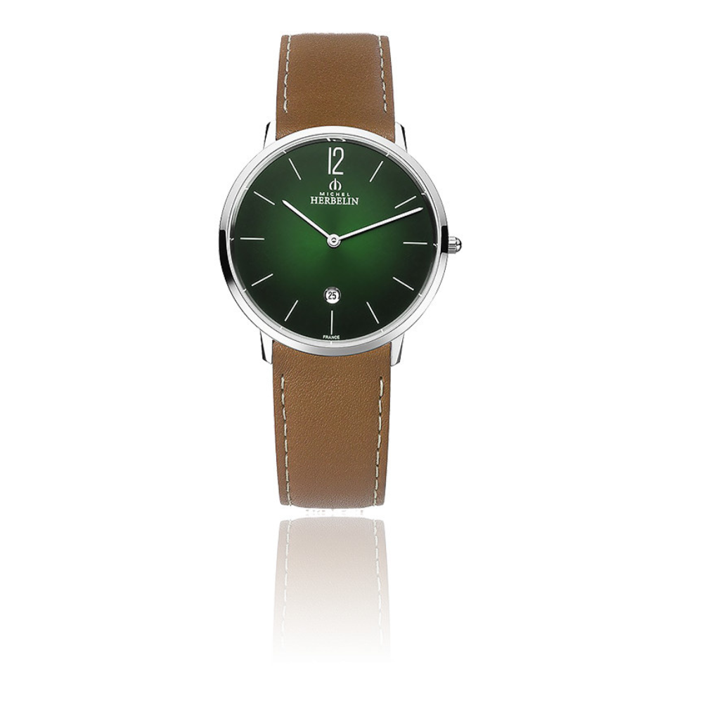 De Herbelin 19515AP16GD is een stijlvolle herenhorloge met een tijdloos ontwerp. De groene sunray wijzerplaat, het krasbestendige saffierglas en de bruine leren band zorgen voor een elegante uitstraling, terwijl het Zwitserse quartzuurwerk garant staat voor betrouwbare precisie. Een verfijnde keuze voor zowel dagelijks gebruik als formele gelegenheden.