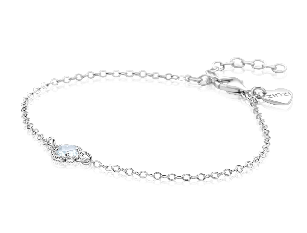 ZINZI zilveren schakel armband met een lichtblauwe klaver in het midden. De lengte is te vari&euml;ren tussen 16cm en 19cm. Vervaardigd van eerste gehalte zilver (925) en voorzien van een extra rodiumlaag voor een langdurige glans.