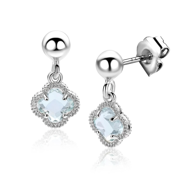 ZINZI zilveren oorstekers met klavers, bezet met licht blauwe kleurstenen. De oorsieraden zijn 14mm lang en mooi te combineren met de bijbehorende ketting en armband! Vervaardigd van eerste gehalte zilver (925) en extra gerodineerd voor een langdurige glans.