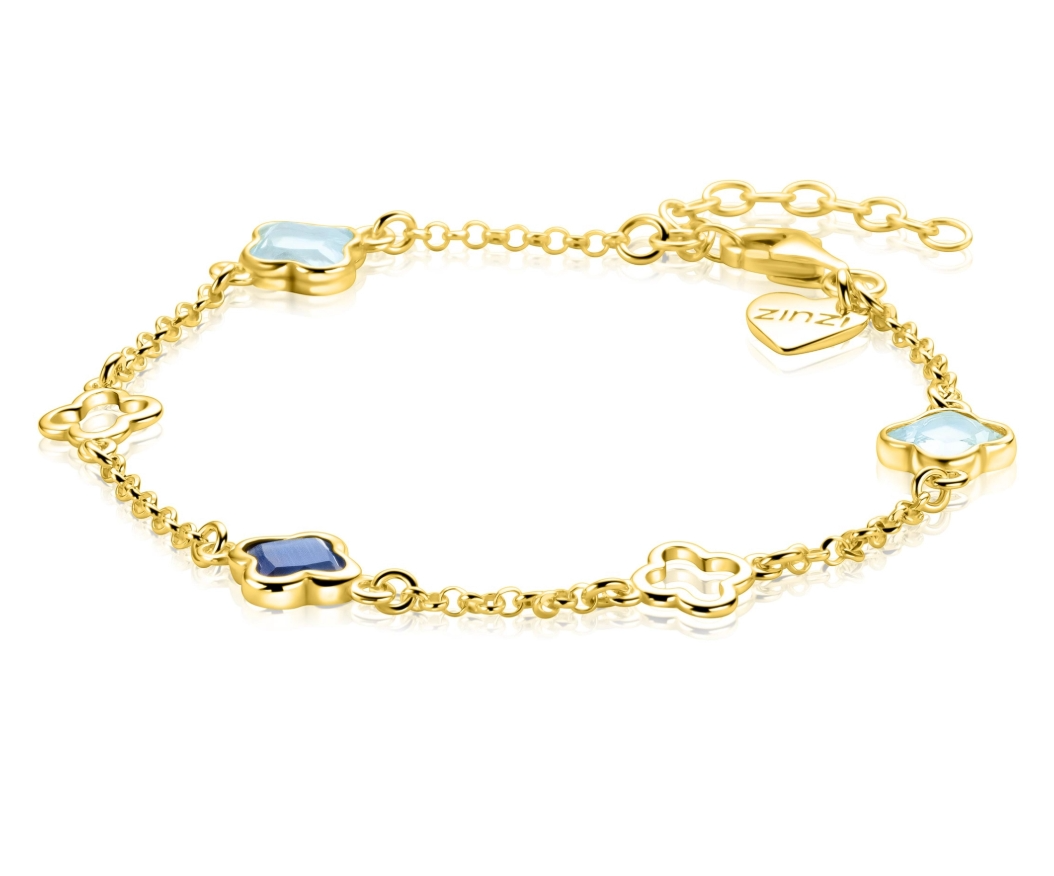 ZINZI gold plated zilveren schakel armband met twee licht blauwe klavers en een saffier blauwe klaver in het midden, gelijkmatig verdeeld op de hals. Twee open klavers maken de armband compleet. De lengte is te vari&euml;ren tussen 17 en 19cm. Met herkenbaar Zinzi hartje bij de sluiting. De armband is vervaardigd van eerste gehalte zilver (925) en extra geel verguld.