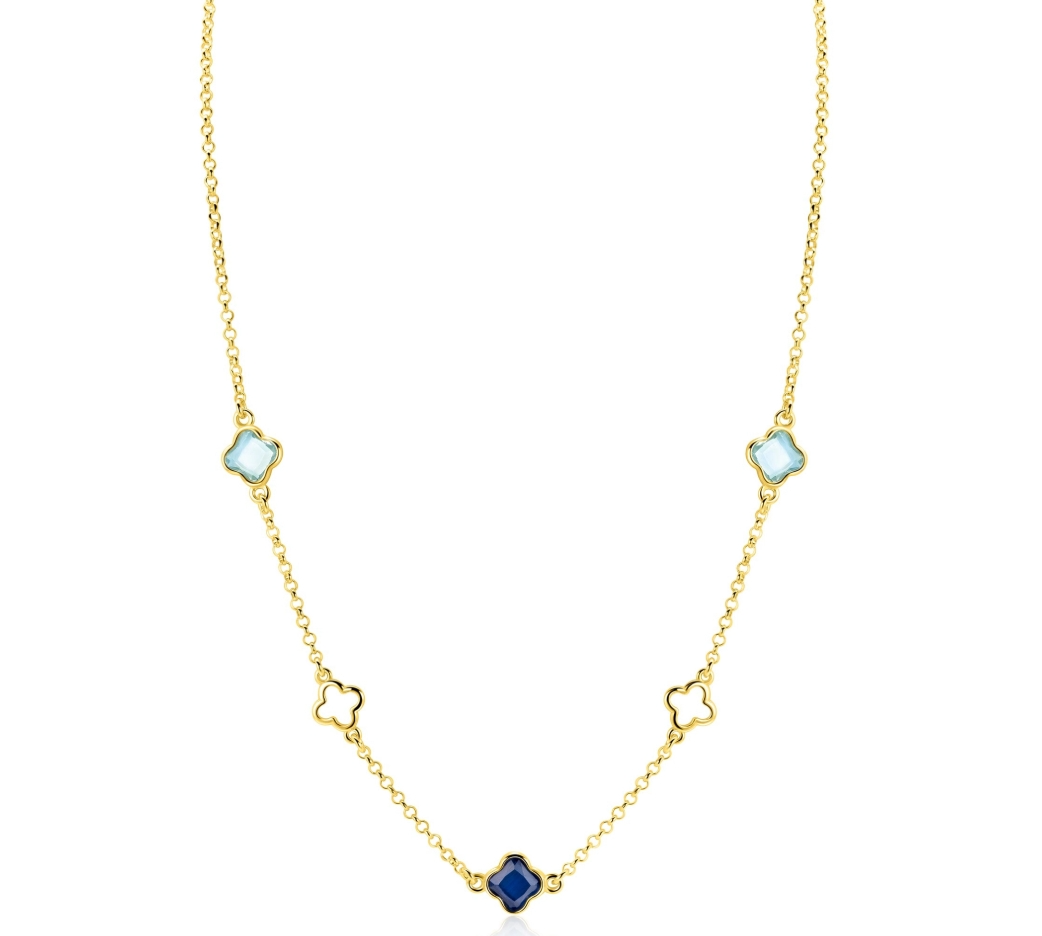 ZINZI gold plated zilveren schakel ketting met twee licht blauwe klavers en een saffier blauwe klaver in het midden, gelijkmatig verdeeld op de hals. Twee open klavers maken de ketting compleet. De lengte is te vari&euml;ren tussen 40 en 45cm. Met herkenbaar Zinzi hartje bij de sluiting. De ketting is vervaardigd van eerste gehalte zilver (925) en extra geel verguld.