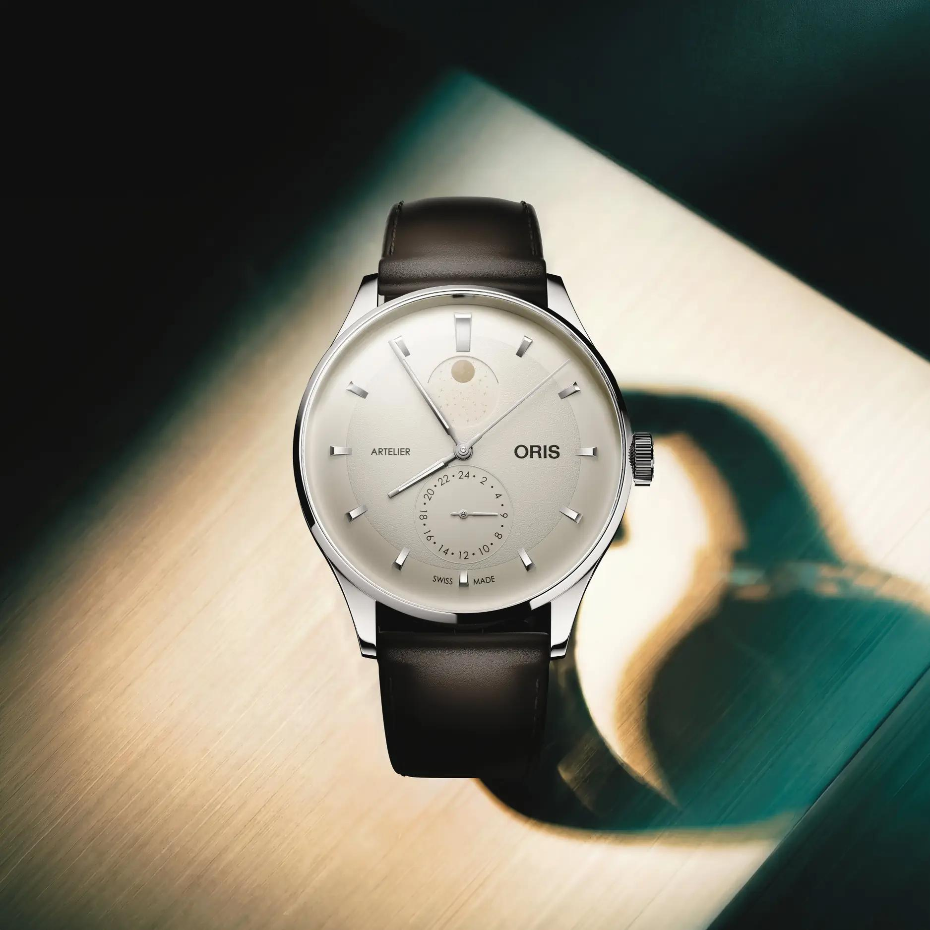 Polshorloge Oris model Artelier Complication met witte wijzerplaat en bruine band.