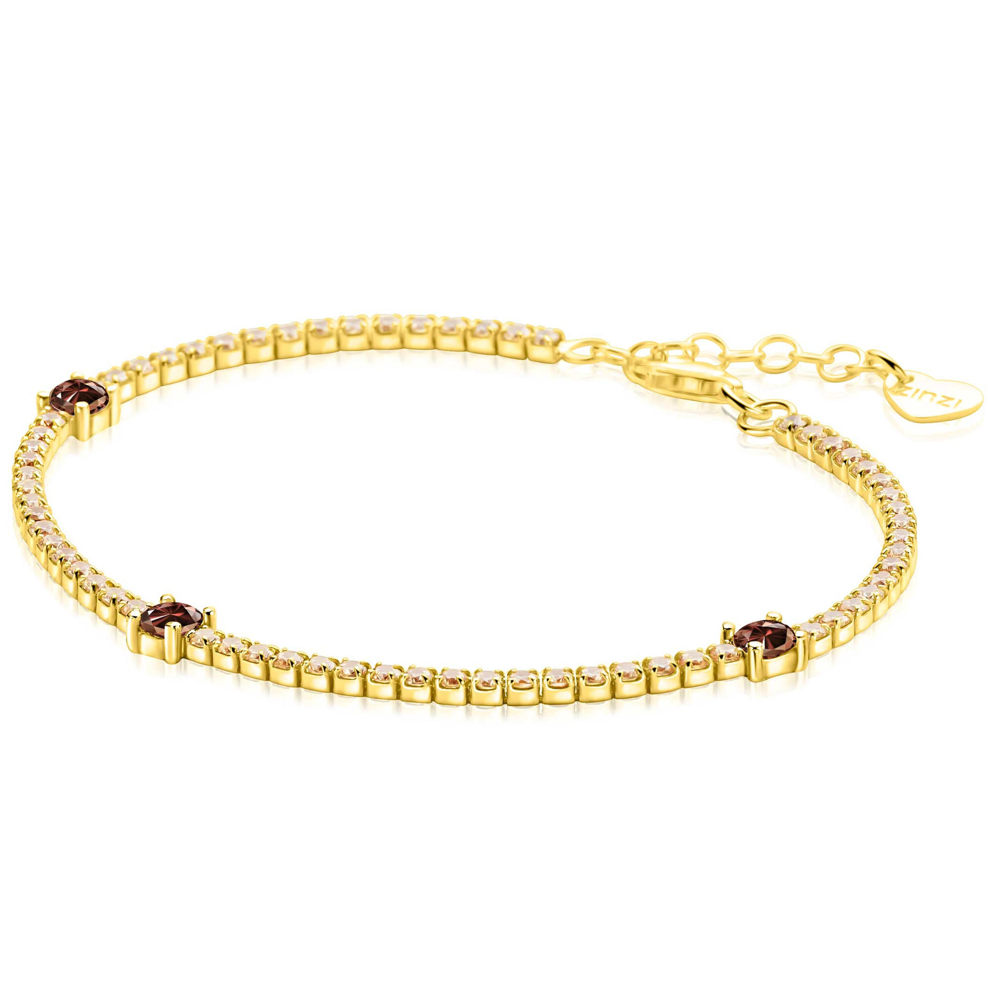 ZINZI gold plated zilveren tennisarmband 2,1mm breed bezet met champagnekleurige zirkonia&rsquo;s in verfijnde rijzetting, afgewisseld met drie grotere donkerbruine kleurstenen (4,3mm) in chatonzetting. De warme kleurtinten geven deze armband een elegante en luxe uitstraling. Voor een perfecte pasvorm is de lengte verstelbaar van 17cm tot 19,5cm. Vervaardigd van eerste gehalte zilver (925) en extra geelverguld.