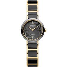 Diepzwarte tinten, warme gouden accenten en de heldere lijnen van Arctisch design geven dit BERING Ceramic Diamond horloge een krachtige, tijdloze uitstraling.
De zwarte keramische lunette vormt een stijlvol geheel met de goudkleurige kastdetails en de tweekleurige schakelband met zwarte keramische elementen. De zwarte sunray-wijzerplaat vangt het licht op elegante wijze en benadrukt BERING's minimalistische vormgeving. Vier echte diamanten als uurmarkeringen zorgen voor een subtiele schittering, terwijl de slanke goudkleurige wijzers en indexen het verfijnde ontwerp compleet maken. De opschriften BERING CERAMIC en DIAMOND onderstrepen het exclusieve karakter van deze collectie.

