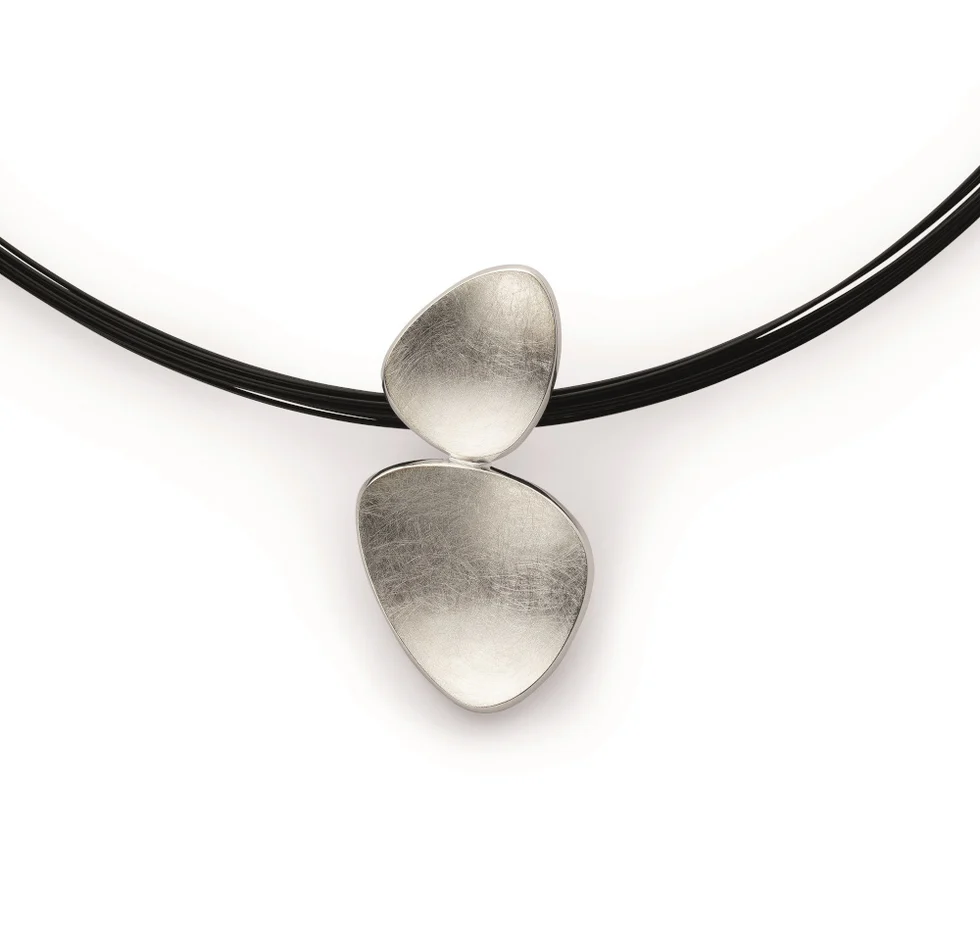 Anh&auml;nger "Balance" aus kratzmattiertem und an den Kanten poliertem 925/- Sterlingsilber. Zwei sich leicht ber&uuml;hrende, konkav geformte Dreiecksschmuckelemente stehen scheinbar m&uuml;helos miteinander in Balance. Der Spagat zwischen geometrischer und organischer Form ergibt eine weitere H&ouml;hepunkt dieses Designs aus der Feder der deutschen Designerin Nadien Resch. Die Zubeh&ouml;r-Kette wird durch eine versteckte Aufh&auml;ngung an der R&uuml;ckseite gef&uuml;hrt, was den besonderen und vorallem puren Charakter des Schmuckst&uuml;cks nochmals unterstreicht. Ein wundersch&ouml;nes, zeitloses Schmuckst&uuml;ck, welches mit Liel Liebe zum Detail gefertigt wurde. Perfekt in Erg&auml;nzung mit den dazugeh&ouml;rigen Ohrsteckern und dem dazu passenden Ring. Wir empfehlen zu diesem Anh&auml;nger z.B. den Reif 47890.

Alle Anh&auml;nger werden ohne Zubeh&ouml;r-Kette geliefert, wenn nicht anders vermerkt. Jedes bastian inverun Schmuckst&uuml;ck wird mit einer hochwertigen Schmuckverpackung geliefert.