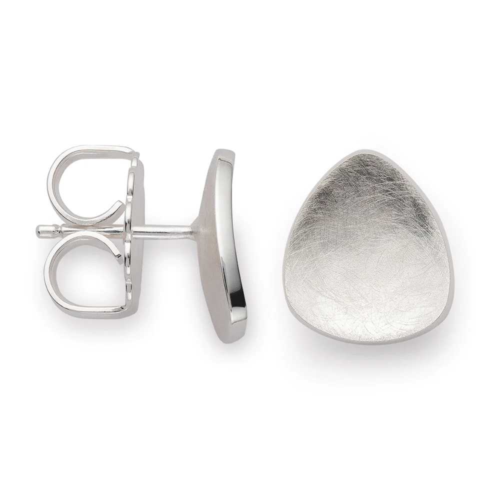 Zeitlose Ohrstecker "Balance" aus kratzmattiertem und an den Kanten poliertem 925/- Sterlingsilber. Die leicht konkave Ausf&uuml;hrung unterstreicht den besonderen Charakter der ansonsten sehr subtilen Steckers mit einer angedeuteten Dreieckfrom. Perfekt in Erg&auml;nzung mit dem dazugeh&ouml;rigen Anh&auml;nger und passendem Ring aus der selben Designreihe "Balance". F&uuml;r den besonders bequemen Sitz am Ohr werden diese Ohrstecker mit gro&szlig;er Ohrmutter geliefert.