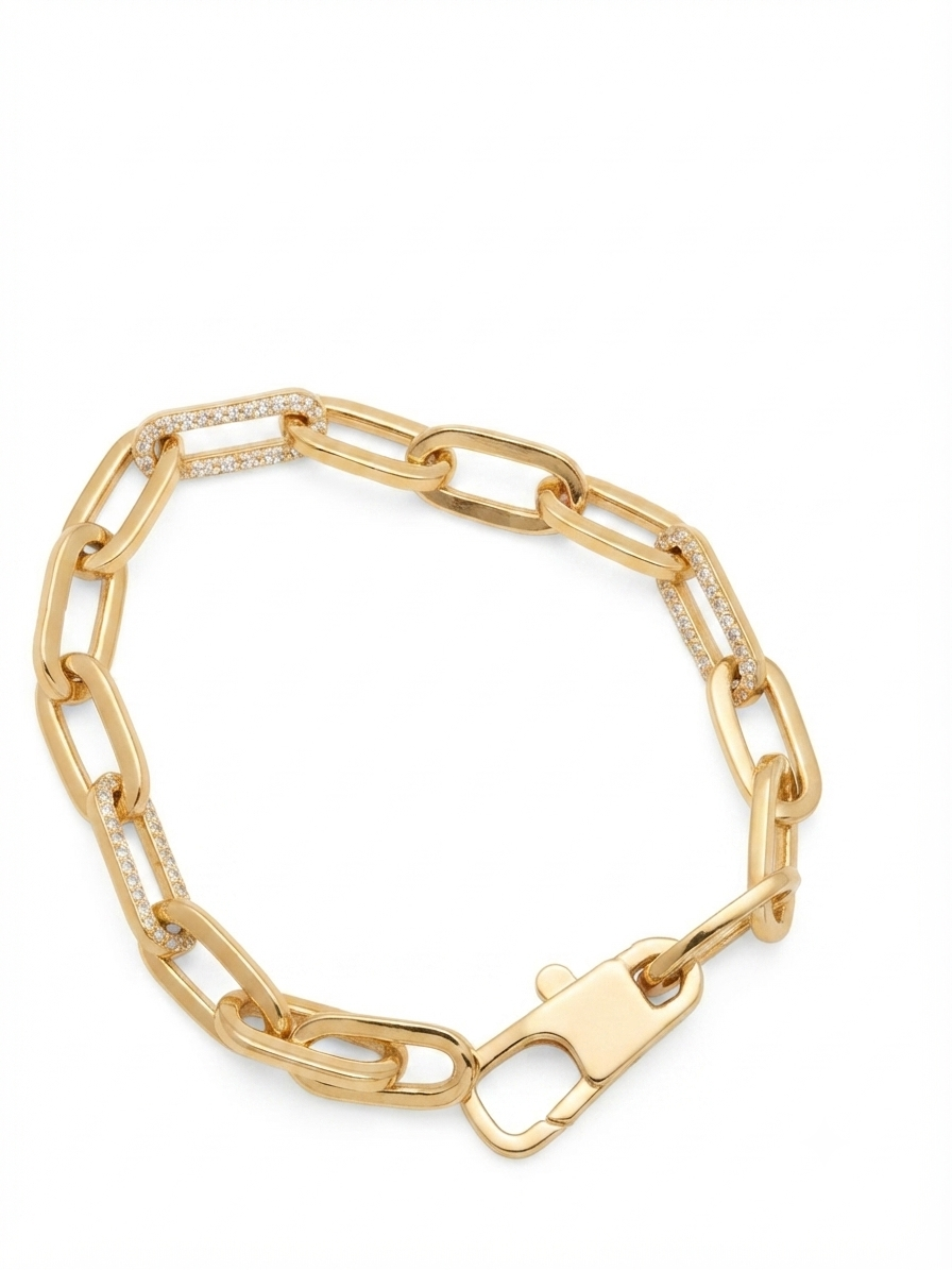 Voeg een vleugje moderne luxe toe aan je pols met deze prachtige 14 karaat gouden paperclip armband.
Deze massieve geelgouden schakelarmband is h&eacute;t perfecte statement piece van dit moment. Ge&iuml;nspireerd op de populaire en trendy paperclip-schakel, biedt deze armband een unieke balans tussen een stoere, robuuste look en verfijnde elegantie. Met een breedte van 8mm en een stevig gewicht van circa 12 gram voelt dit sieraad heerlijk luxueus en solide aan rond de pols.

De armband valt direct op door de zorgvuldige afwisseling van glanzend gepolijste schakels en unieke tussenschakels die bezet zijn met fonkelende zirkonia stenen. Deze subtiele glinstering geeft de armband een high-end uitstraling. Daarnaast is de armband voorzien van een modieuze, extra stevige designsluiting die naadloos opgaat in het ontwerp, zodat je de armband met een gerust hart dagelijks kunt dragen.

Prachtig om los te dragen als blikvanger, perfect te combineren in een 'armcandy' stack, en natuurlijk de ultieme match met de bijbehorende gouden paperclip ketting van Juwelier Rijk.

Belangrijkste kenmerken & Specificaties:
Materiaal: 14 karaat geelgoud (585)

Schakeltype: Paperclip schakel (langwerpige/rechthoekige schakel)

Uitvoering: Massief

Steensoort: Premium zirkonia stenen

Breedte: 8 mm

Lengte: 19 cm (of jouw exacte voorraadmaat)

Gewicht: ca. 12 gram