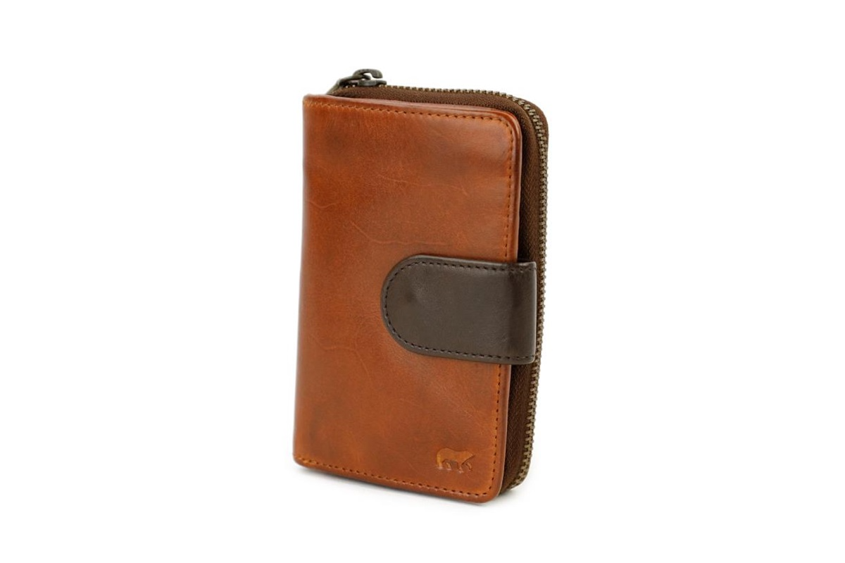 De BearDesign Loet Portemonnee Cognac (model CL 13550 COGNAC) is een stijlvolle leren portemonnee uit de categorie Accessoires, met als type Wallets & Creditcardhouders. Dankzij het compacte formaat en de slimme indeling biedt deze portemonnee volop ruimte voor pasjes, briefgeld en muntgeld, waardoor hij ideaal is voor dagelijks gebruik.

De portemonnee is vervaardigd van hoogwaardig soepel leer in een warme cognacbruine kleur, wat zorgt voor een tijdloze en elegante uitstraling. De combinatie van een ritssluiting en drukknoopsluiting houdt je waardevolle spullen veilig opgeborgen, terwijl de overzichtelijke vakindeling zorgt voor optimaal gebruiksgemak. Draag de portemonnee eenvoudig in je handtas, jaszak of los in de hand voor een verfijnde en praktische look.

Kenmerken:

Gemaakt van hoogwaardig echt leer
Kleur: Cognac bruin
Compact en ruim ontwerp
Ruimte voor meerdere pasjes, briefgeld en muntgeld
Ritssluiting en drukknoopsluiting
Geschikt voor dagelijks gebruik
Tijdloos en stijlvol design