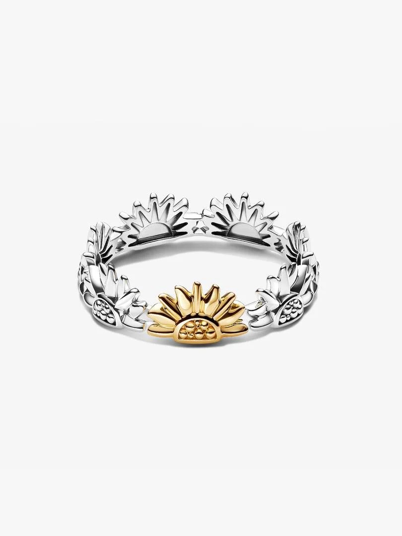 Altijd een zonnige uitstraling. Deze zonnebloemring in mixed metal is een stralende ode aan kracht, veerkracht en positiviteit &mdash; om elke dag te dragen.