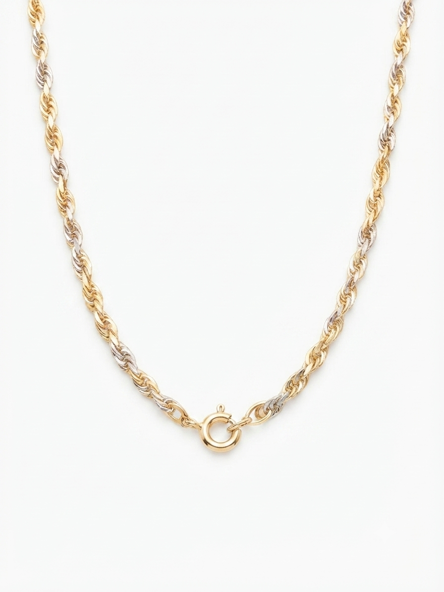 Ervaar de perfecte harmonie tussen twee goudkleuren met deze exclusieve 14 karaat gouden bi-color koordketting. De koordketting (rope chain) is een van de meest geliefde en tijdloze schakels ter wereld. Door het unieke, gedraaide vlechtwerk vangt de ketting vanuit elke hoek het licht op. Dit specifieke model tilt het klassieke ontwerp naar een nog hoger niveau dankzij de verfijnde combinatie van warm 14 karaat geelgoud en sprankelend witgoud.

Met een royale breedte van 5.9mm en een gewicht van circa 14 gram is dit een ketting die direct opvalt, maar door zijn vloeiende lijnen toch een elegante uitstraling behoudt. De ketting is vervaardigd uit hoogwaardig 14 karaat goud (585) en is voorzien van een stevige, betrouwbare veersluiting, waardoor het sieraad perfect geschikt is om dagelijks met trots te dragen.

Dankzij de tweekleurige bi-color uitvoering is deze koordketting bovendien moeiteloos te combineren met je andere geelgouden &eacute;n witgouden sieraden. Een waardevolle toevoeging aan elke sieradencollectie en een prachtig statement piece van Juwelier Rijk.

Belangrijkste kenmerken & Specificaties:
Materiaal: 14 karaat geelgoud en witgoud (585 bi-color)

Schakeltype: Koordketting / Koordschakel (Rope chain)

Breedte: 5.9 mm

Lengte: 50 cm

Gewicht: ca. 14 gram