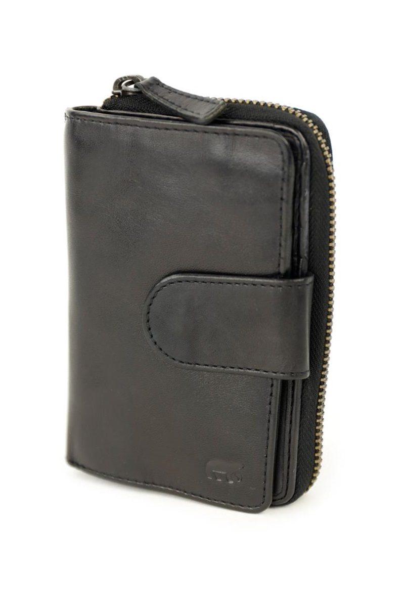 De BearDesign Loet Portemonnee Zwart (model CL 13550 ZWART is een stijlvolle leren portemonnee uit de categorie Accessoires, met als type Wallets & Creditcardhouders. Dankzij het compacte formaat en de slimme indeling biedt deze portemonnee volop ruimte voor pasjes, briefgeld en muntgeld, waardoor hij ideaal is voor dagelijks gebruik.

De portemonnee is vervaardigd van hoogwaardig soepel leer in een warme cognacbruine kleur, wat zorgt voor een tijdloze en elegante uitstraling. De combinatie van een ritssluiting en drukknoopsluiting houdt je waardevolle spullen veilig opgeborgen, terwijl de overzichtelijke vakindeling zorgt voor optimaal gebruiksgemak. Draag de portemonnee eenvoudig in je handtas, jaszak of los in de hand voor een verfijnde en praktische look.

Kenmerken:

Gemaakt van hoogwaardig echt leer
Kleur: Zwart
Compact en ruim ontwerp
Ruimte voor meerdere pasjes, briefgeld en muntgeld
Ritssluiting en drukknoopsluiting
Geschikt voor dagelijks gebruik
Tijdloos en stijlvol design