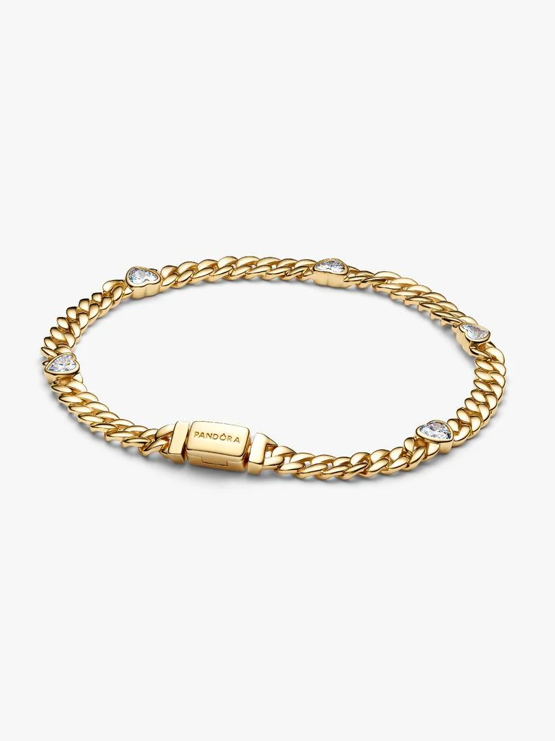 Val voor onze Cubaanse schakelarmband met hartvormige stenen. Hij is perfect verguld en vertegenwoordigt de schoonheid van blijvende banden.