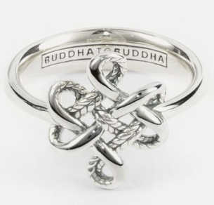 De Ring Endless Knot Zilver is een krachtig symbool van oneindige liefde en verbondenheid. Het iconische knoopontwerp in massief 925 zilver vertelt een verhaal dat dieper gaat dan stijl alleen. Ontworpen in Amsterdam en met de hand gemaakt door vakmensen in Zuidoost-Azi&euml; staat deze ring voor authentiek vakmanschap en tijdloze kracht. Of je hem cadeau doet aan een geliefde of zelf draagt als betekenisvol statement, de Endless Knot ring herinnert je altijd aan wat echt belangrijk is. Draag hem solo voor impakt of combineer met andere Buddha to Buddha sieraden voor een stoere look.