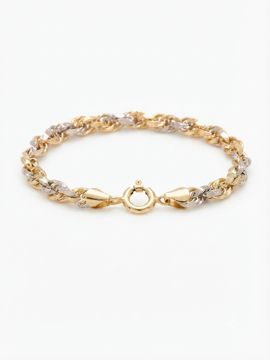 Geef je sieradencollectie een tijdloze uitstraling met deze elegante 14 karaat geel- en witgouden schakelarmband. De verfijnde bicolor schakels combineren de warme glans van geelgoud met de luxe uitstraling van witgoud, waardoor de armband een stijlvolle en veelzijdige keuze is.

Met een lengte van 20 cm, een breedte van 5,7 mm en een gewicht van circa 6,5 gram voelt deze armband comfortabel en degelijk aan. Dankzij de stevige veerringsluiting is hij veilig en prettig om dagelijks te dragen.

Deze 14 karaat schakelarmband is geschikt voor zowel dagelijks gebruik als speciale gelegenheden en laat zich uitstekend combineren met andere gouden sieraden.