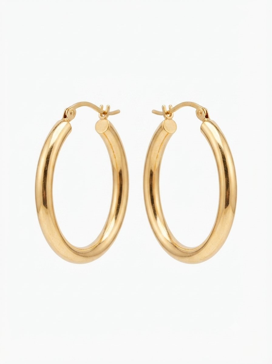 Geef je look een stijlvolle en krachtige upgrade met deze dikke 14 karaat gouden creolen van Juwelier Rijk Amsterdam.

Ben je op zoek naar oorringen die direct opvallen, maar toch elegant en draagbaar blijven voor elke dag? Deze prachtige gouden creolen combineren een compacte diameter van 3 cm (30 mm) met een stoere, volle dikte van maar liefst 5 mm. Dankzij deze 'chunky' look zijn ze d&eacute; perfecte mix van modern minimalisme en klassieke luxe.

Hoogwaardig 14 karaat geelgoud met luxe uitstraling
Deze creolen zijn vervaardigd uit echt 14 karaat goud. Dit hoogwaardige materiaal behoudt altijd zijn prachtige, warme glans en is slijtvast, waardoor de oorbellen een leven lang meegaan. De oorbellen zijn voorzien van een betrouwbare en stevige scharniersluiting (beugelsluiting), waardoor je ze eenvoudig in- en uitdoet en ze de hele dag comfortabel en veilig blijven zitten.

Een onmisbare klassieker
Of je ze nu solitair draagt als statement of combineert met andere oorknopjes voor de perfecte ear party; deze gladde, dikke buiscreolen passen bij iedere kledingstijl. Van een casual outfit met jeans en een T-shirt tot een elegante avondlook.

Specificaties:

Materiaal: 14 karaat goud (geelgoud)

Diameter: 3 cm / 30 mm

Dikte van de buis: 5 mm (Chunky / Dikke uitvoering)