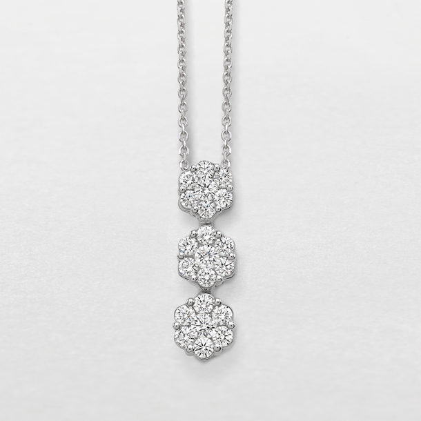 Verfijnde ketting van Giorgio Visconti, uitgevoerd in 18 karaat goud en afgewerkt met sprankelende diamanten. Het elegante en tijdloze ontwerp weerspiegelt Italiaans vakmanschap en geeft elke look een subtiele, luxueuze uitstraling. Perfect als stijlvol dagelijks sieraad of voor een bijzondere gelegenheid.