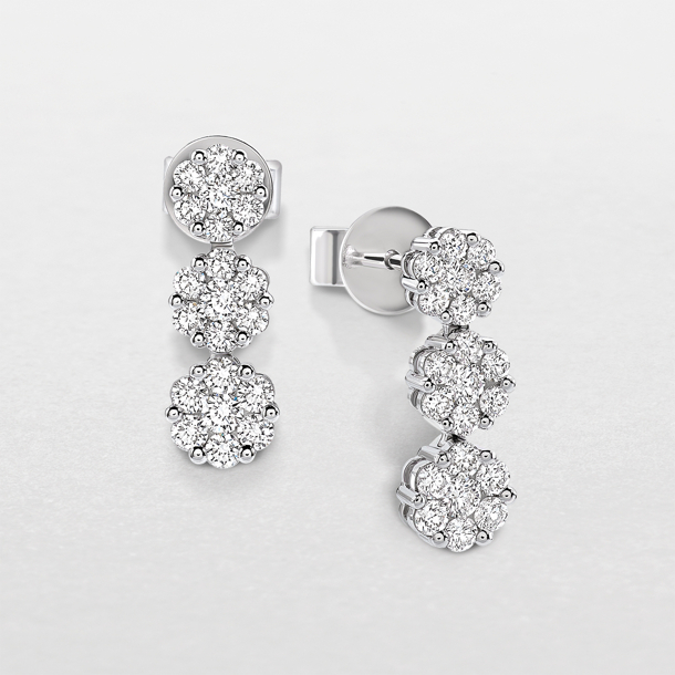 Giorgio Visconti oorstekers zijn verfijnde oorbellen in 18 karaat witgoud, bezet met briljant geslepen diamanten. Het elegante trilogie-design zorgt voor een tijdloze uitstraling met een subtiele, luxueuze schittering. Dankzij de hoogwaardige diamantkwaliteit en het Italiaanse vakmanschap zijn deze oorstekers perfect voor zowel dagelijks dragen als bijzondere momenten.