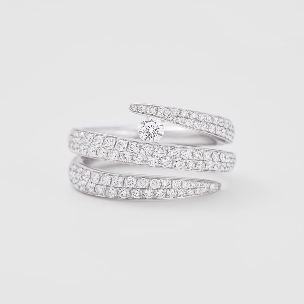 Witgouden ring in spiraalvorm met een centrale diamant van 0.18ct en zijdiamanten van 1.15ct