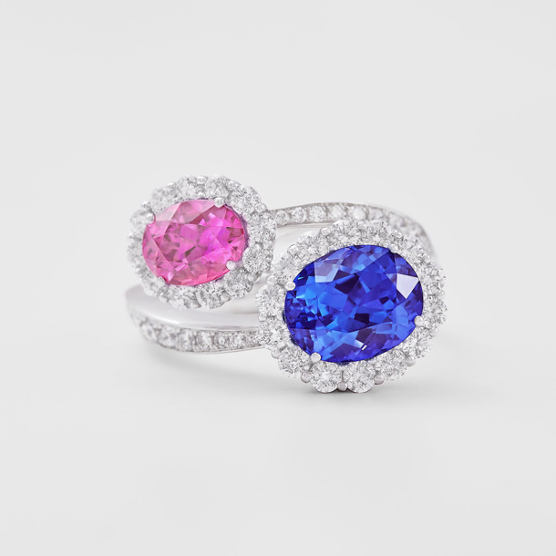 Witgouden ring met centraal een saffier en een tanzaniet van 1.35ct en rondom zijdiamanten van 1.56ct