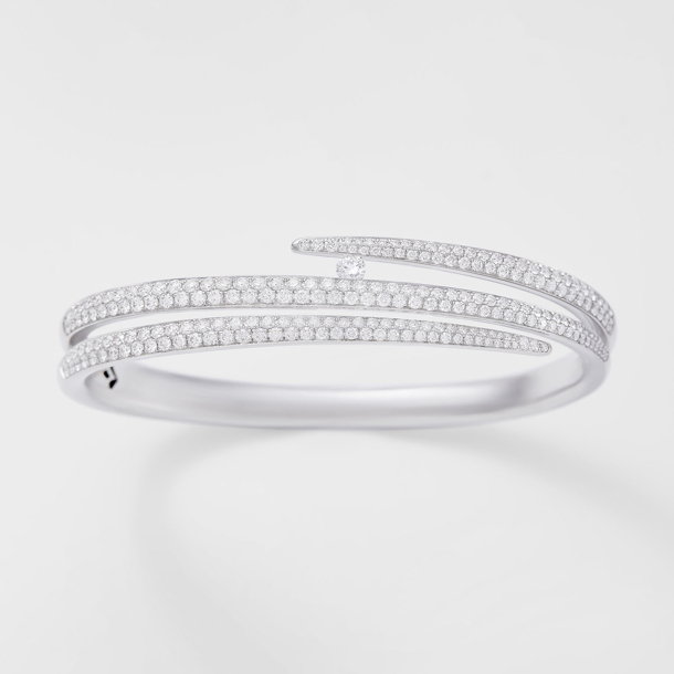 Witgouden armband met een centrale diamant van 0.14ct en zijdiamanten van 2.97ct.