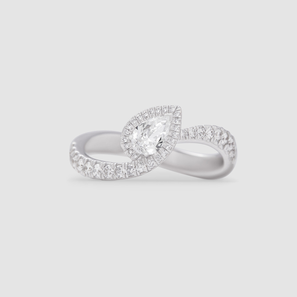 Witgouden en peervormige diamanten IOLUCE by-pass ring.