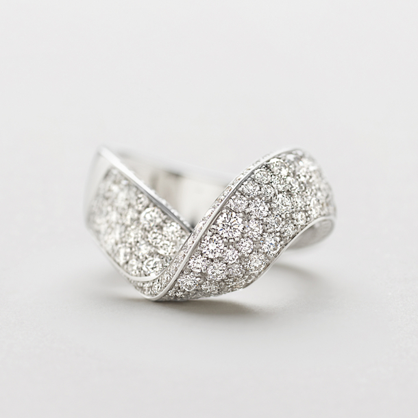 Witgouden fantasie ring met diamanten.