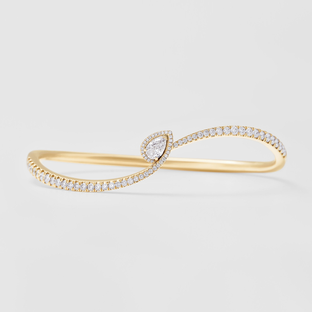 Ros&eacute;gouden by-pass armband met diamanten en centraal een peervormige diamant. 