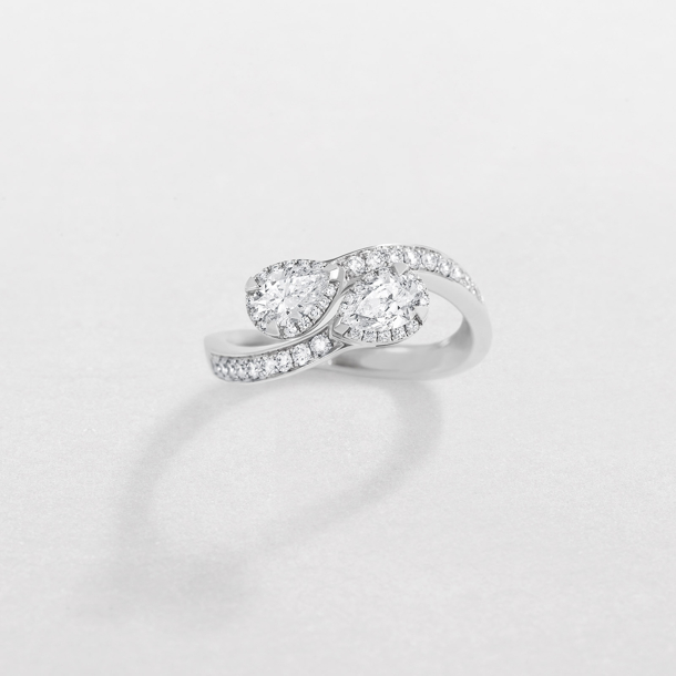 Witgouden en peervormige diamanten IOLUCE by-pass ring.