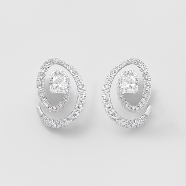 Witgouden oorstekers in spiraalvorm met diamanten.