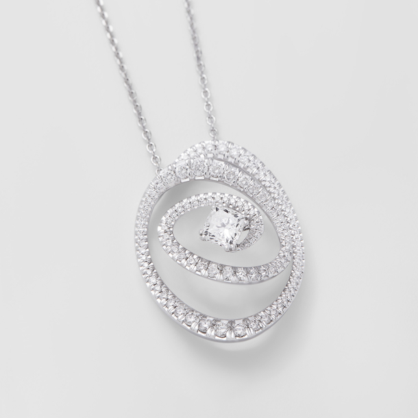 Witgouden ketting met spiraalvormige hanger met diamanten.