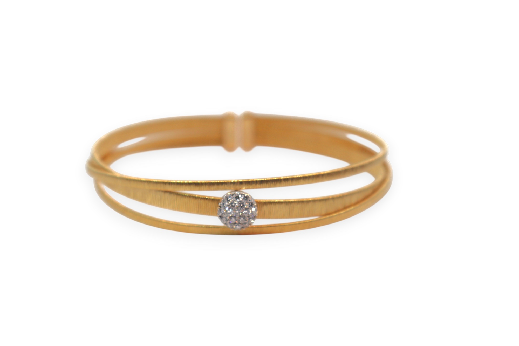 Deze luxueuze flexarmband in 18 kt geelgoud onderscheidt zich door haar elegante, open vorm en verfijnde gouden afwerking.
Het ronde witgouden ornament, bezet met schitterende briljanten, vormt een exclusief accent dat het juweel een subtiele maar opvallende schittering geeft.
Dankzij de comfortabele flexibele pasvorm sluit de armband mooi aan rond de pols en straalt hij pure klasse en tijdloze elegantie uit.

