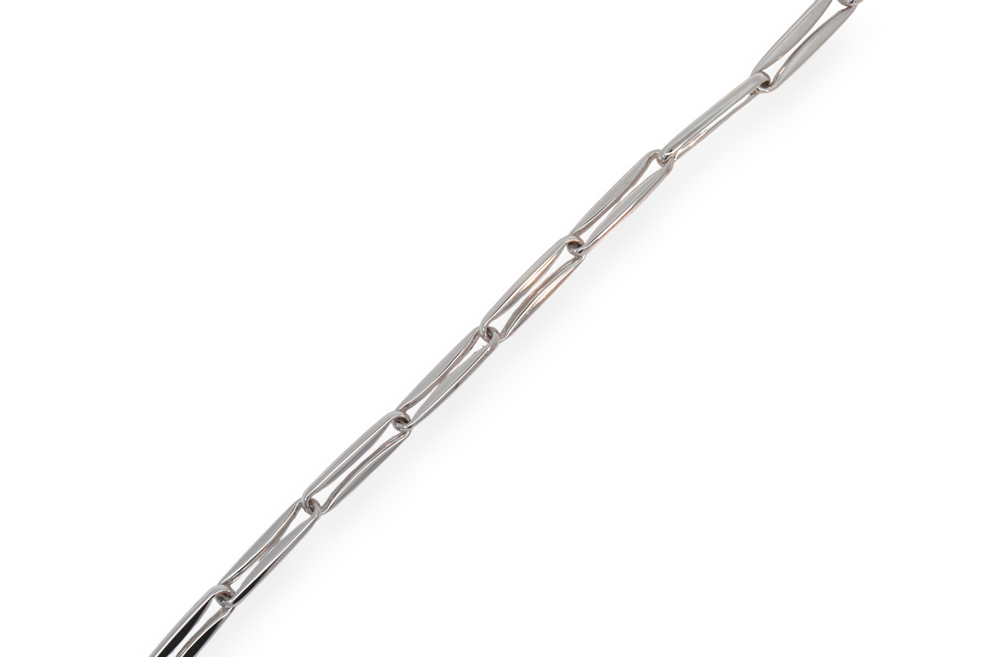 Stralend in alle eenvoud. Deze witgouden armband geeft elke look een frisse, elegante touch.