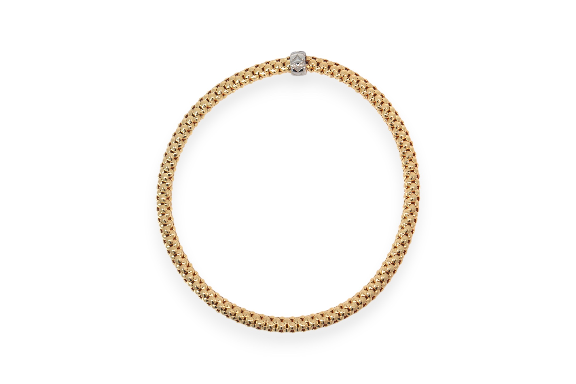Deze stretch armband in 18 kt geelgoud straalt door haar fijne, soepel gevormde structuur een elegante eenvoud uit.
De talrijke kleine schakeltjes vangen het licht mooi op en zorgen voor een subtiele, luxueuze schittering.
Het witgouden detail vormt een verfijnd accent en maakt deze armband perfect om alleen te dragen of te combineren met andere juwelen.