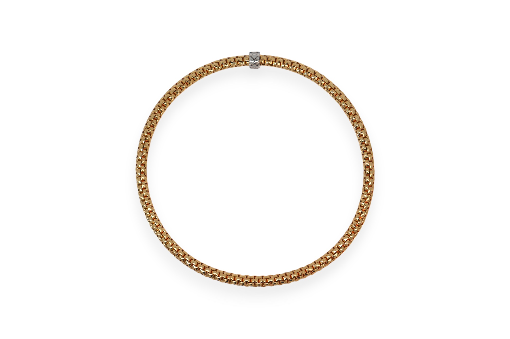 Deze elegante stretch armband in 18 kt geelgoud heeft een fijne, soepel vallende structuur met een luxueuze gouden glans.
De verfijnde schakeltjes zorgen voor een subtiel spel van licht en geven het juweel een tijdloze uitstraling.
Het discrete witgouden detail vormt een mooi accent en maakt deze armband ideaal om zowel alleen als in combinatie met andere juwelen te dragen.