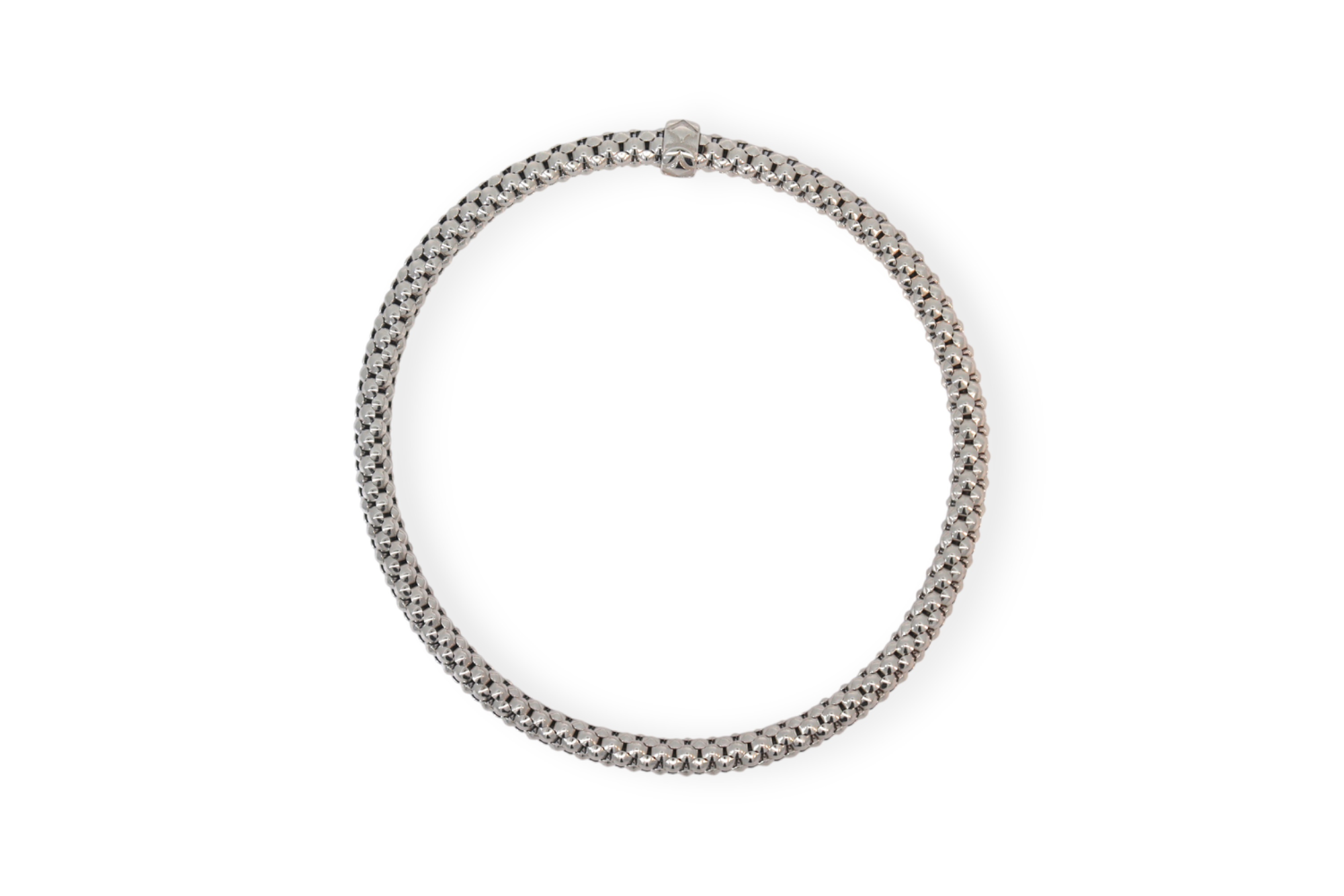 Deze elegante stretch armband in 18 kt witgoud heeft een verfijnde dubbele structuur met glanzende schakeltjes.
De tijdloze witgouden afwerking geeft het juweel een frisse, luxueuze en moderne uitstraling.
Dankzij het comfortabele stretchsysteem sluit de armband mooi aan rond de pols en is hij ideaal voor dagelijks stijlvol gebruik.