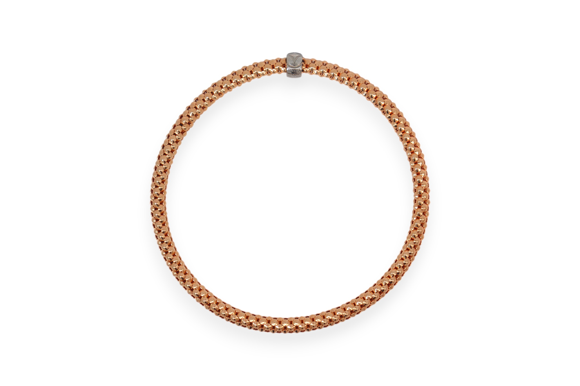 Deze elegante stretch armband in 18 kt roosgoud heeft een verfijnde dubbele structuur met kleine, glanzende schakeltjes.
De warme roze gouden kleur geeft het juweel een zachte en vrouwelijke uitstraling, met een subtiel witgouden accent als verfijnd detail.
Dankzij het comfortabele stretchsysteem sluit de armband mooi aan rond de pols en is hij ideaal voor dagelijks stijlvol gebruik.
