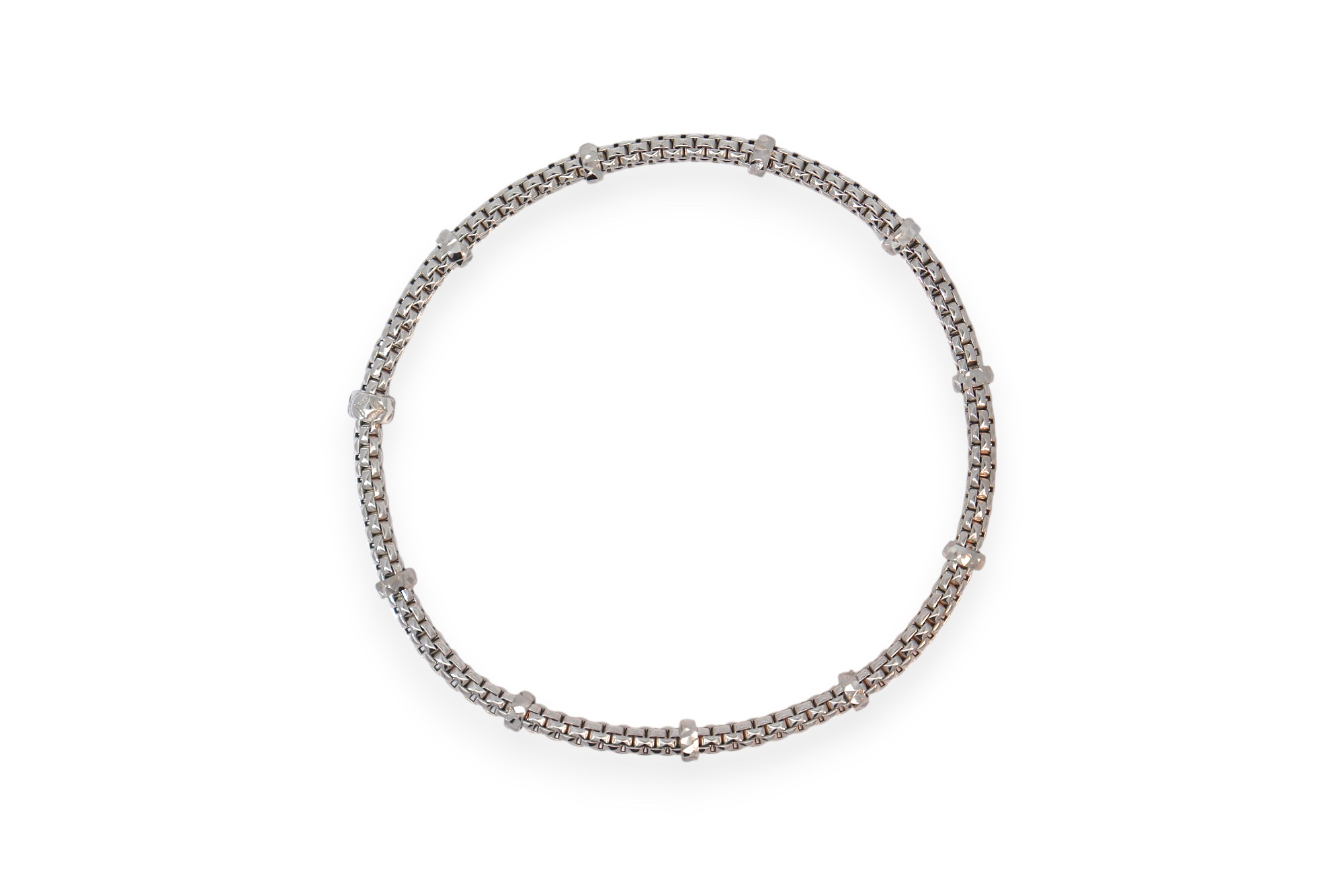 Deze verfijnde stretch armband in 18 kt witgoud heeft een elegante dubbele structuur met fijne, soepel bewegende schakels.
De subtiele glans en de kleine gepolijste details geven het juweel een moderne en luxueuze uitstraling.
Dankzij het comfortabele stretchsysteem sluit de armband mooi aan rond de pols en is hij ideaal om dagelijks stijlvol te dragen.