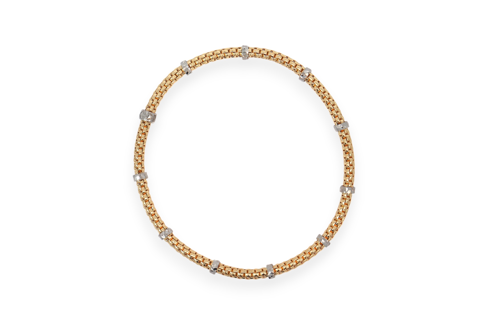 Deze elegante stretch armband in 18 kt geelgoud en witgoud heeft een fijne dubbele structuur met een warme gouden glans.
De subtiele witgouden accenten zorgen voor een luxueuze tweekleurige uitstraling en geven het juweel extra verfijning.
Dankzij het comfortabele stretchsysteem sluit de armband mooi aan rond de pols en is hij ideaal om dagelijks stijlvol te dragen.