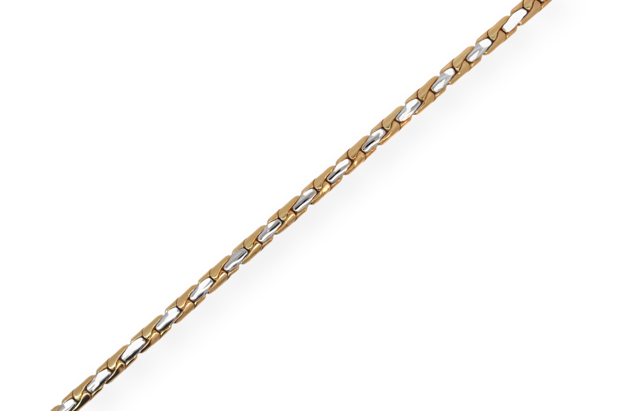 Waar geel- en witgoud elkaar ontmoeten, ontstaat tijdloze elegantie. Een stijlvolle armband voor elke gelegenheid.