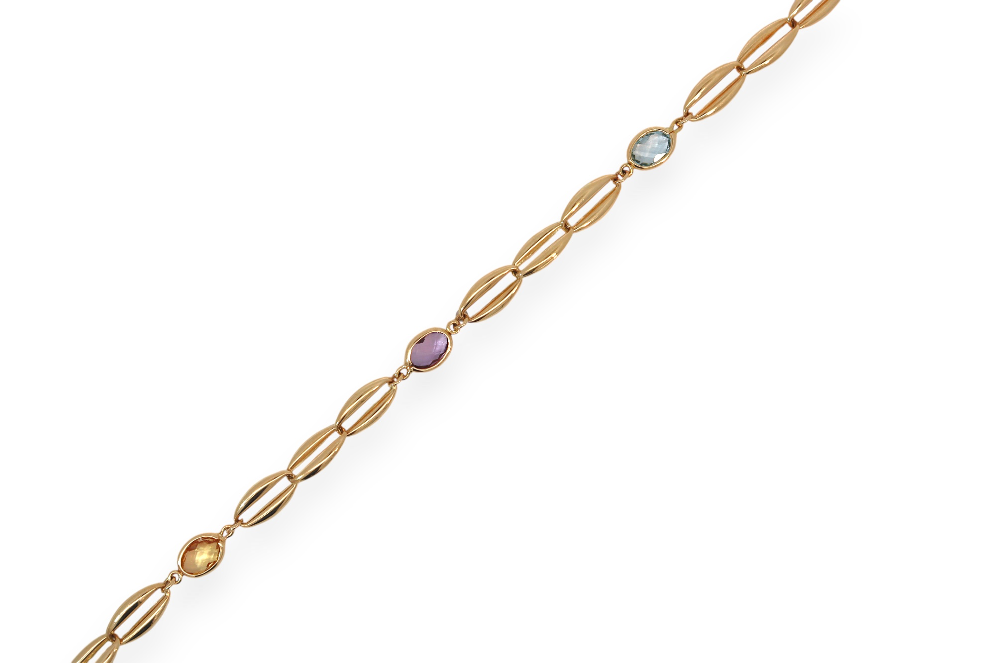 Deze luxueuze armband in 18 kt geelgoud valt op door haar elegante, langwerpige schakels met een verfijnde open vorm.
De zachte kleurstenen in blauw, paars en warme goudtinten zorgen voor een subtiele, vrouwelijke toets.
Een stijlvol juweel met een luchtige en exclusieve uitstraling, perfect om elke look elegant te verfijnen.
