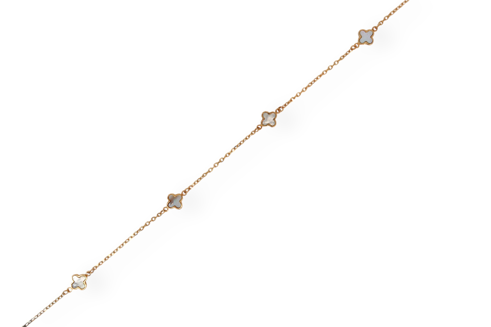 Deze verfijnde armband in 18 kt geelgoud heeft een fijne schakel met elegante witte klavermotieven.
De combinatie van de warme goudkleur en de zachte witte accenten geeft het juweel een vrouwelijke, luxueuze uitstraling.
Dankzij de verstelbare verlengketting draagt de armband comfortabel en is hij perfect als subtiel dagelijks juweel met een chique toets.