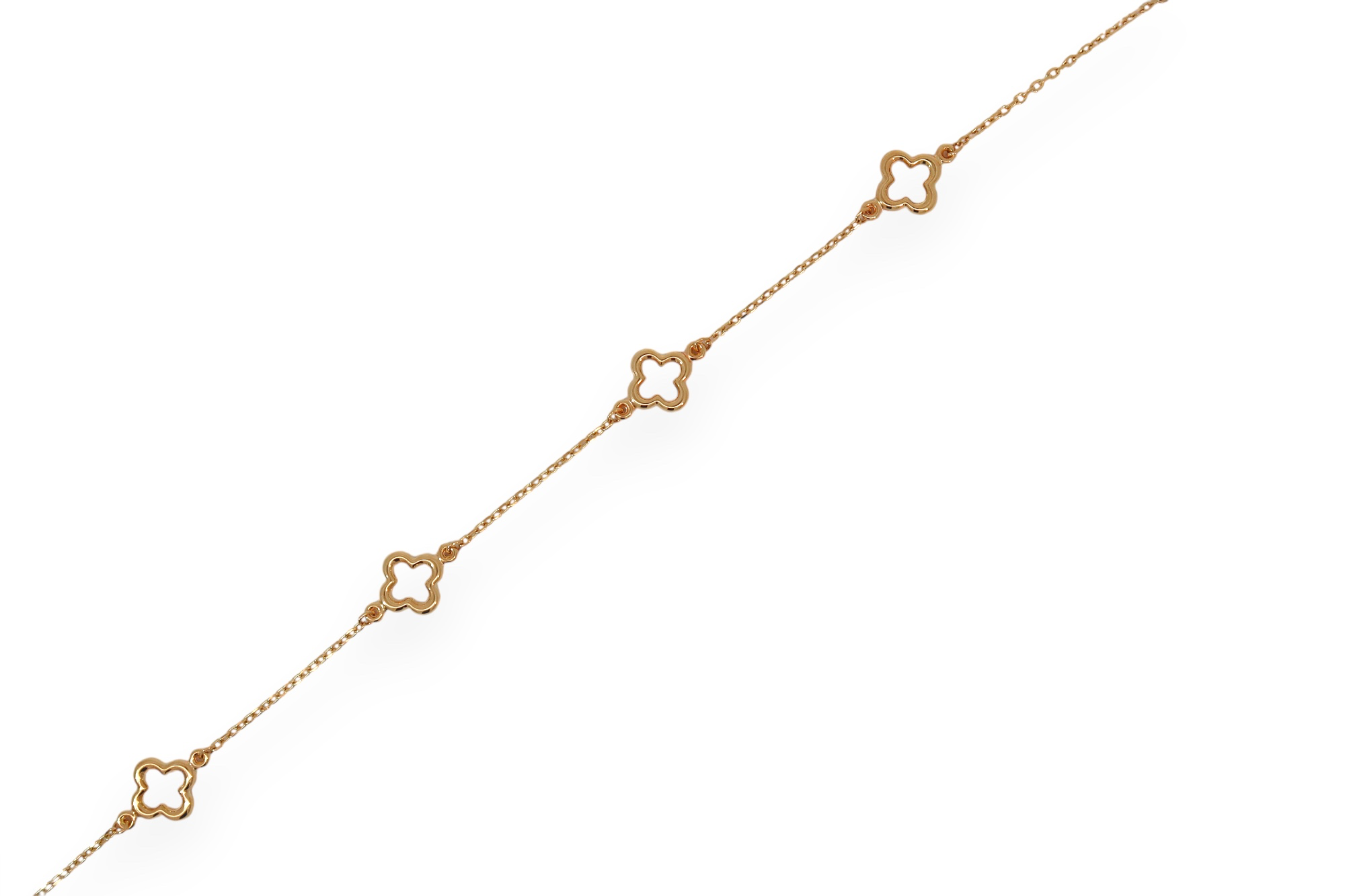 Deze verfijnde armband in 18 kt geelgoud heeft een fijne schakel met elegante open klavermotieven.
De luchtige vormen en de warme gouden glans geven het juweel een zachte, vrouwelijke en luxueuze uitstraling.
Dankzij de verlengketting is de armband makkelijk verstelbaar en mooi te dragen als subtiel dagelijks juweel.