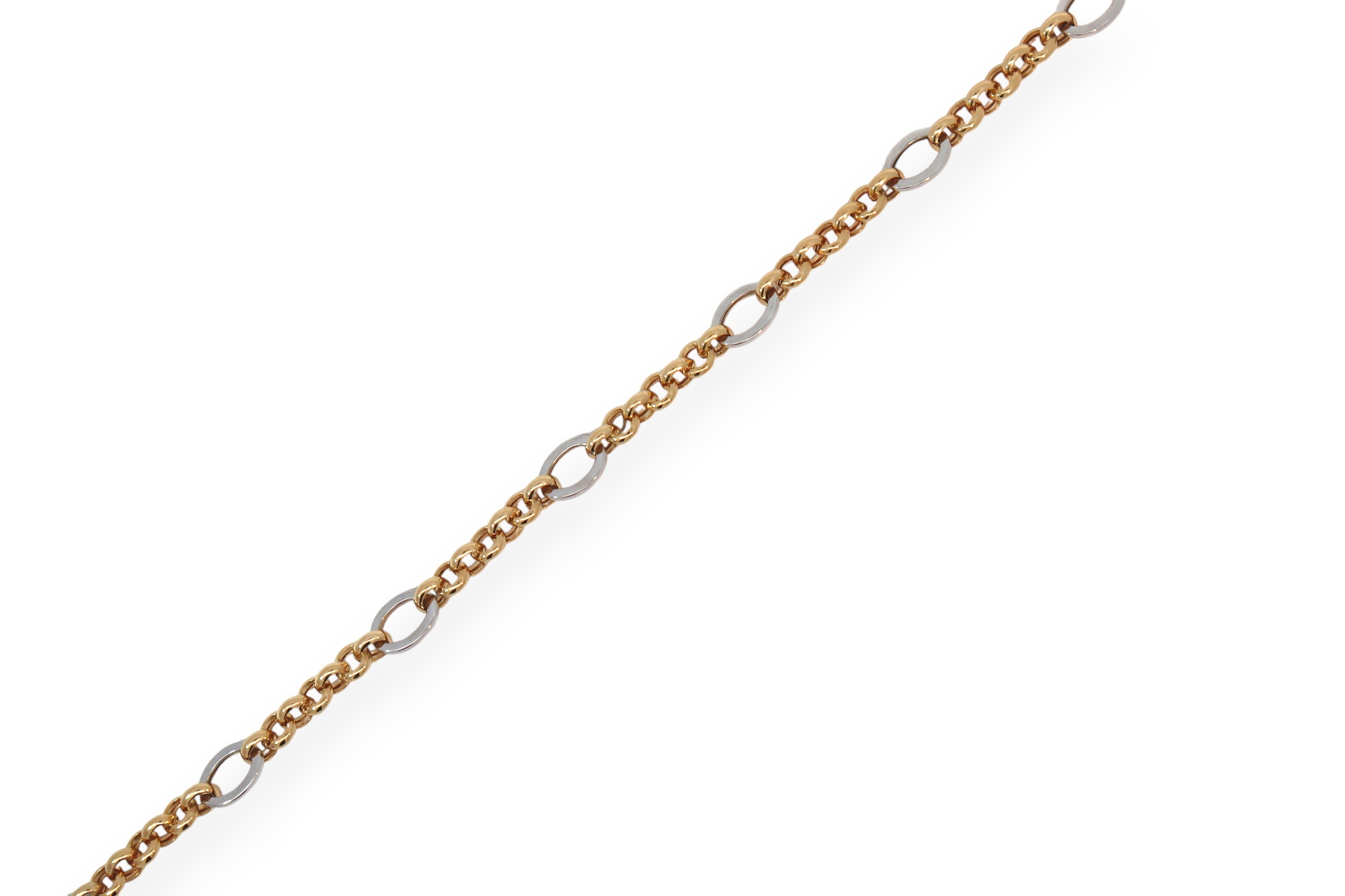 Deze elegante armband in 18 kt geelgoud en witgoud combineert fijne geelgouden schakels met subtiele witgouden ovale accenten.
De speelse afwisseling van twee goudkleuren geeft het juweel een lichte, moderne en verfijnde uitstraling.
Een tijdloze armband die mooi alleen gedragen kan worden, maar ook perfect combineert met andere gouden juwelen.