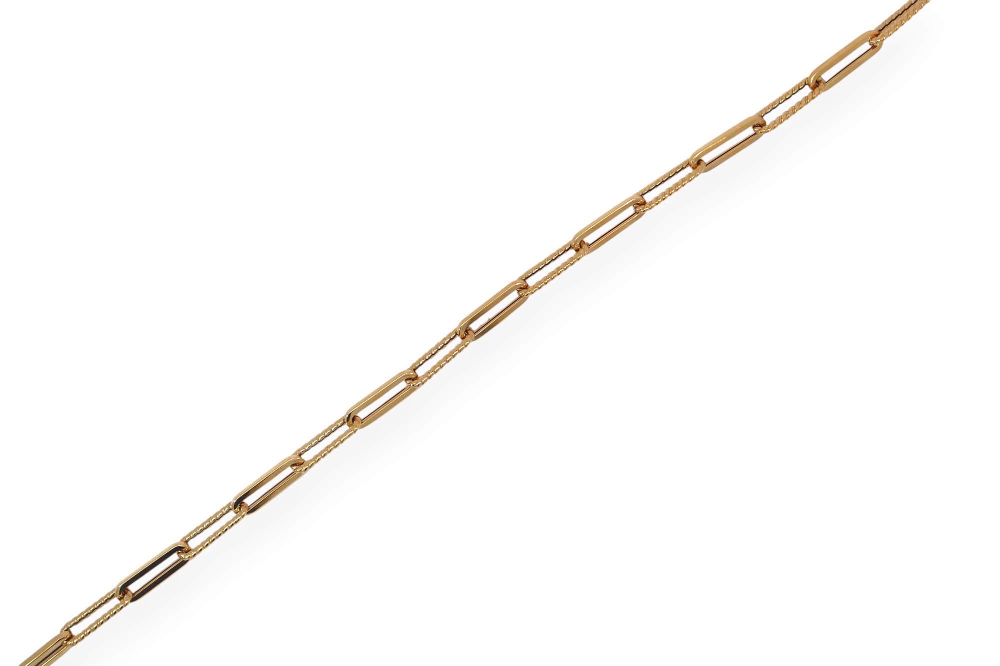 Deze elegante armband in 18 kt geelgoud combineert langwerpige, open schakels met fijne gedraaide details.
De afwisseling tussen gladde gouden elementen en subtiele koordstructuur geeft het juweel een moderne, luchtige uitstraling.
Een verfijnde armband die licht draagt en perfect past bij een stijlvolle, dagelijkse look.

