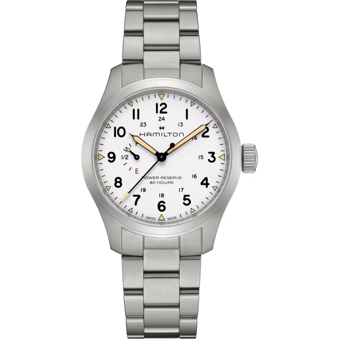 De Hamilton Khaki Field Power Reserve H69509110 is een verfijnd horloge met een 40mm roestvrijstalen kast en zilverkleurige band. Het heeft een witte wijzerplaat met Arabische cijfers, saffierglas en automatische Zwitserse beweging. Dit analoge horloge is waterdicht tot 10 ATM en hypoallergeen. Perfect te dragen bij zowel zakelijke als casual gelegenheden voor een tijdloze stijl.