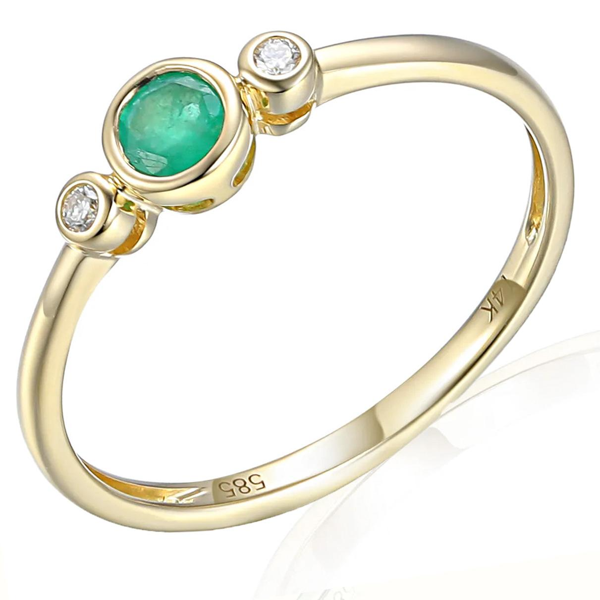een 14 krt geelgouden ring met in het midden een smaragd steen 0.18 crt en 2 zijstenen diamant briljant geslepen totaal 0.03 crt h SI
