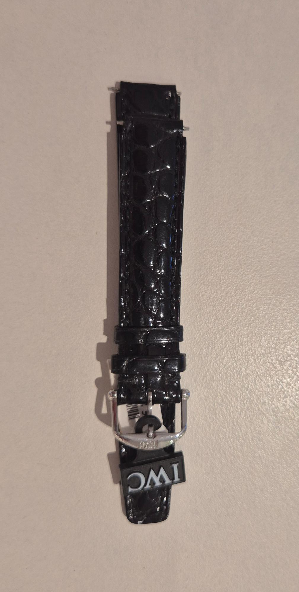 De IWC zwart horlogeband croco modelnummer IW373605 is een luxe lederen band. Eigenschappen: categorie: band, kleur: zwart, nikkelvrij: ja, staat: nieuw, model: standaard. Draag deze elegante lederen band bij formele gelegenheden of zakelijke bijeenkomsten voor een verfijnde look. Geschikt voor wie waarde hecht aan comfort en stijl.