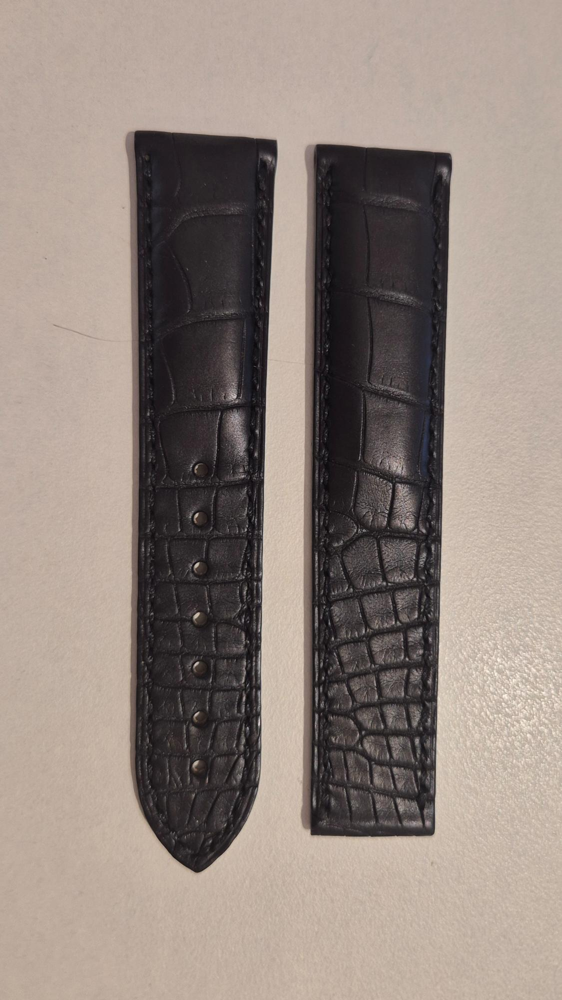 De Omega zwart lederen horlogeband, modelnummer O98000245, is nikkelvrij en in nieuwstaat. Deze stijlvolle croco-leren band van 20x18 mm biedt een luxe uitstraling en past perfect bij uw uurwerk. Draag het voor een elegante en tijdloze look, geschikt voor elke gelegenheid. Voeg een vleugje verfijning toe aan uw pols met deze exclusieve band.